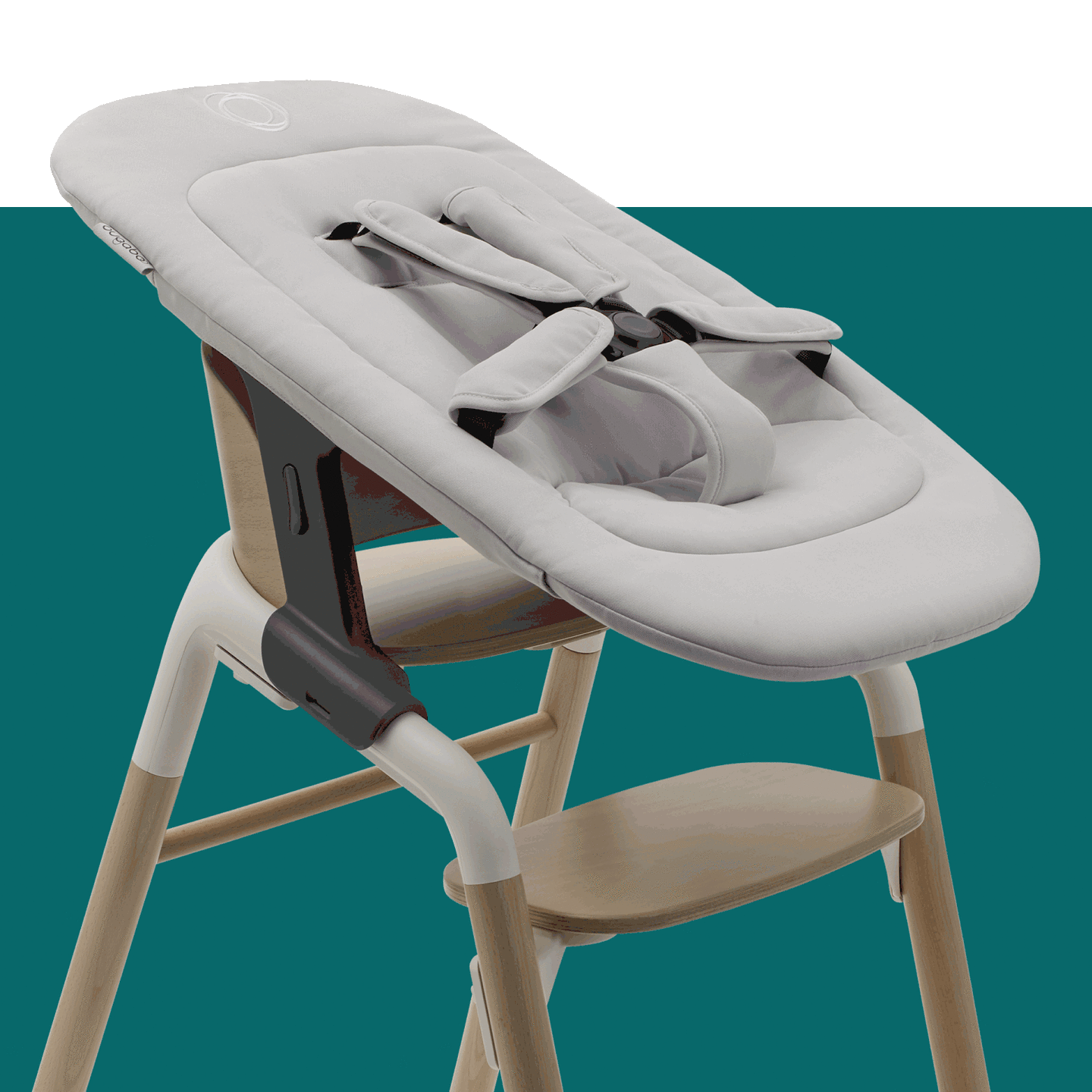 A GIF showcasing various set-ups of the Bugaboo Giraffe chair: with the newborn set, baby set, baby set with harness and tray, and the chair without any accessories.